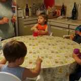 ...e i piccoli si ritrovano con i loro seggioloni attorno a un tavolo rotondo, nella cucina della loro casa, quella �alternativa�